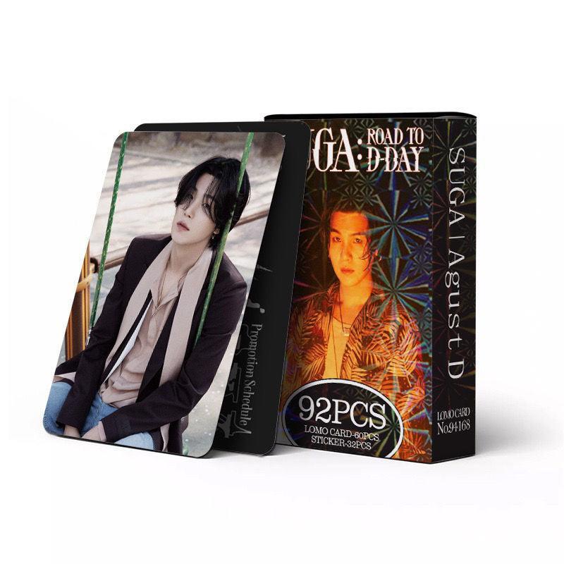 FOTOKARTEN SUGA: ROAD TO D'DAY 92 STÜCK (60 FOTOKARTEN + 32 STICKER)