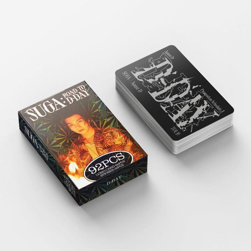 FOTOKARTEN SUGA: ROAD TO D'DAY 92 STÜCK (60 FOTOKARTEN + 32 STICKER)