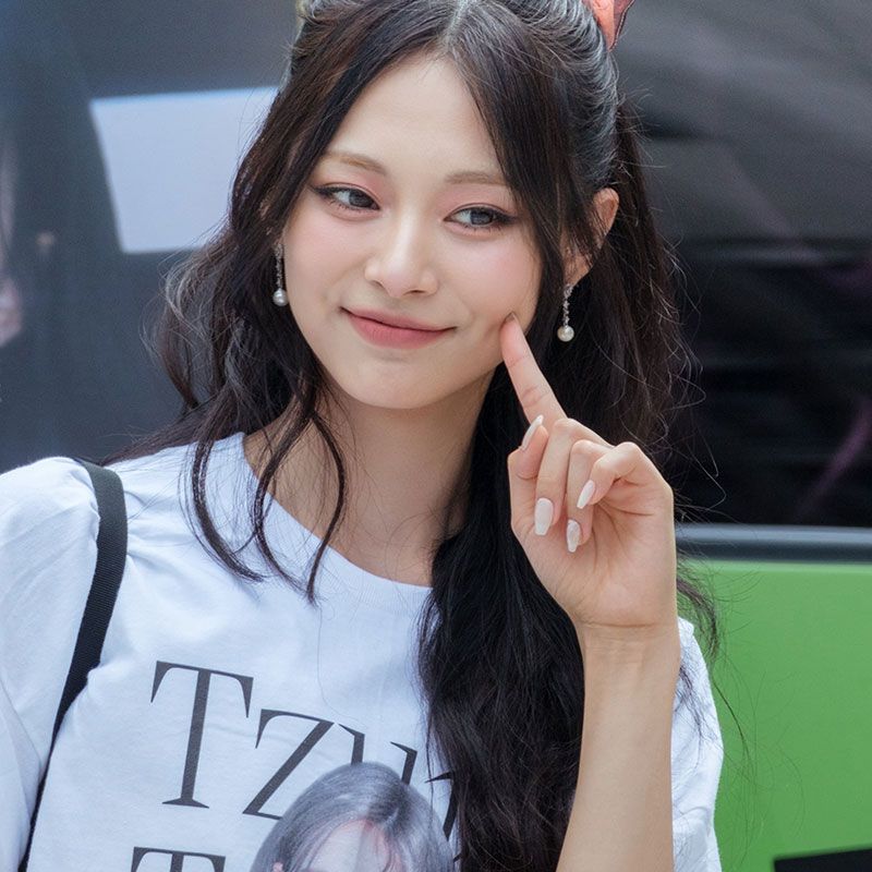 TZUYU (TWICE) 100% BAUMWOLLE SHIRT (weiß und schwarz)