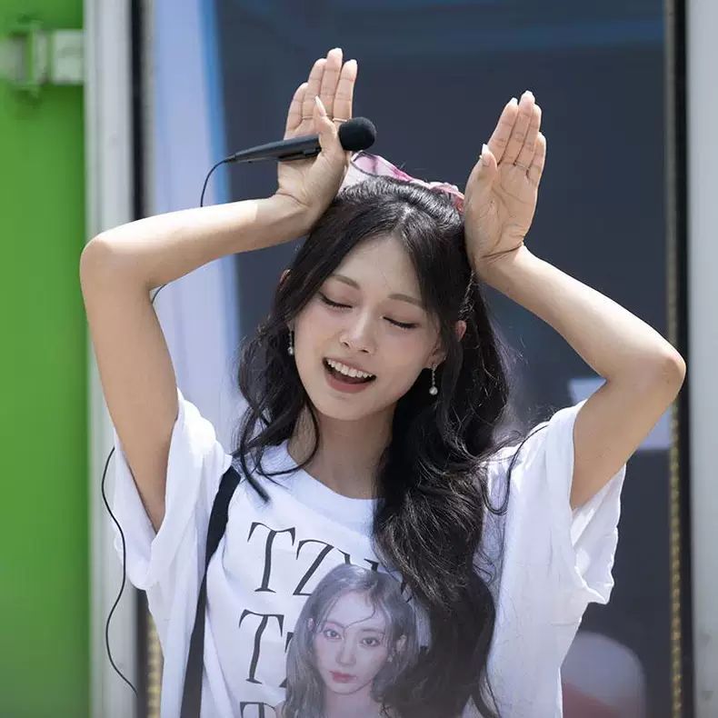 TZUYU (TWICE) 100% BAUMWOLLE SHIRT (weiß und schwarz)