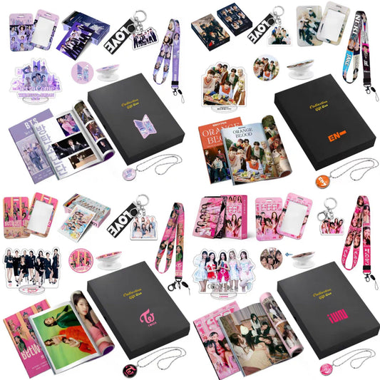 KIT MIT FOTOBOOK, FOTOKARTEN, HALSKETTE, POP SOCKET UND + ARTIKEL (VERSCHIEDENE GRUPPEN!✨)